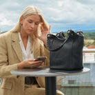 Bergen Midi er litt mindre enn vår klassiker Bergen New, men med akkurat like chic og gjennomtenkt. Perfekt når du vil ha med deg de viktigste tingene. Elegant, praktisk og laget for å henge med deg gjennom hele dagen – fra morgenmøter til middag med venninner. [wv]