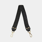 Flettet skulderstropp i Klassisk Ku-skinn, gulldetaljer. Hippi Grace Flettet Flat Skulderstropp i Sort. Ekte skinn. Norsk Design. Skinnstropp til veske. Tilbehør til veske. Skulderveske tilbehør.