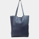 Tote veske i lekkert skinn fra Hippi Grace. Tote vesken Stockholm i fargen bohem luxe indigo fra Hippi Grace er en stor skinnveske til dame. Skulder vesken passer perfekt som jobbveske, skoleveske, reiseveske og hverdagsveske. Vesken har et stilrent design, med et romslig interiør. Vesken lukkes med en metallknapp i topp. Skinnveske dame. Lillablå tote bag i ekte skinn. Blålilla skulderveske i ekte skinn. Norsk design.