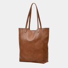 Tote veske i lekkert lyse brunt skinn fra Hippi Grace. Tote vesken Stockholm i fargen bohem luxe tan fra Hippi Grace er en stor skinnveske til dame. Skulder vesken passer perfekt som jobbveske, skoleveske, reiseveske og hverdagsveske. Vesken har et stilrent design, med et romslig interiør. Vesken lukkes med en metallknapp i topp. Skinnveske dame. Lysebrun tote bag i ekte skinn. Lysebrun skulderveske i ekte skinn. Norsk design. [wv]