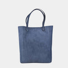 Tote veske i lekkert lyse brunt skinn fra Hippi Grace. Tote vesken Stockholm i fargen nobuck jeansblå fra Hippi Grace er en stor skinnveske til dame. Skulder vesken passer perfekt som jobbveske, skoleveske, reiseveske og hverdagsveske. Vesken har et stilrent design, med et romslig interiør. Vesken lukkes med en metallknapp i topp. Skinnveske dame. Blå tote bag i ekte skinn. Blå skulderveske i ekte skinn. Norsk design.