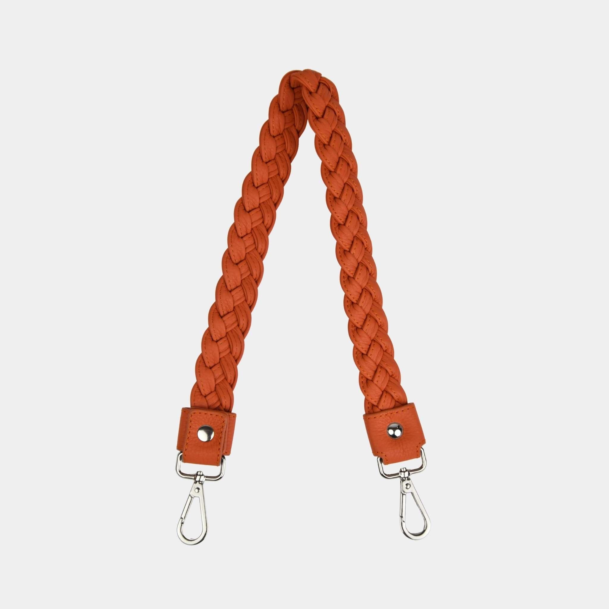 Flettet skulderstropp i Klassisk Ku-skinn, sølvdetaljer. Hippi Grace Flettet Rund Skulderstropp i Superior Orange med sølvdetaljer. Ekte skinn. Norsk Design. Skinnstropp til veske. Skulderstropp til veske. Skinnveske tilbehør. Skulderstropp i ekte skinn med flette detaljer.