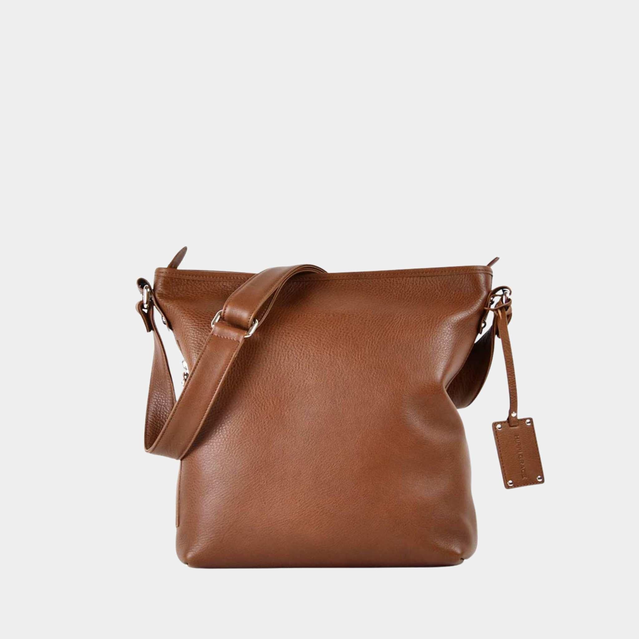 Crossbody veske i klassisk grained Ku-skinn, med regulerbar skulderstropp, glidelås-lukning og sølvdetaljer.