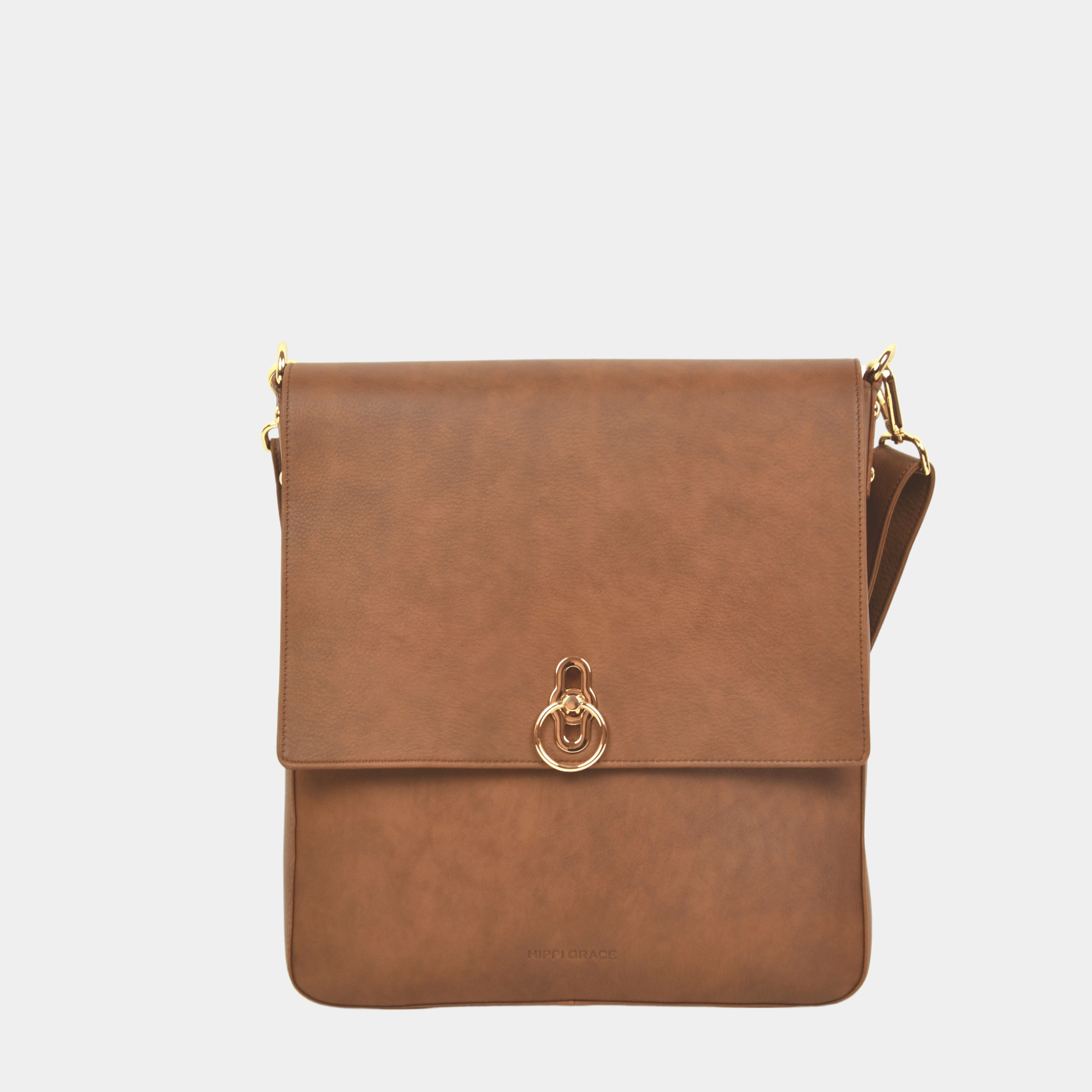 Crossbody veske, Klassisk Ku-skinn, Skulder og crossbody stropp, gulldetaljer. Hippi Grace Tokyo i fargen Bohem Luxe Tan er en stor skinnveske til dame. Vesken kommer med en regulerbar crossbody stropp som også er avtagbar. Crossbody vesken har et lekkert design med en gullås i front. Skuldervesken har et praktisk interiør, og passer perfekt som Jobbveske, skoleveske, hverdagsveske og reiseveske. Norsk design. Lysebrun skinnveske dame. Jobbveske i ekte skinn.