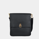Crossbody veske, Klassisk Ku-skinn, Skulder og crossbody stropp, gulldetaljer. Hippi Grace Tokyo i fargen klassisk sort med gull er en stor skinnveske til dame. Vesken kommer med en regulerbar crossbody stropp som også er avtagbar. Crossbody vesken har et lekkert design med en gullås i front. Skuldervesken har et praktisk interiør, og passer perfekt som Jobbveske, skoleveske, hverdagsveske og reiseveske. Norsk design. Svart skinnveske dame. Jobbveske i ekte skinn.