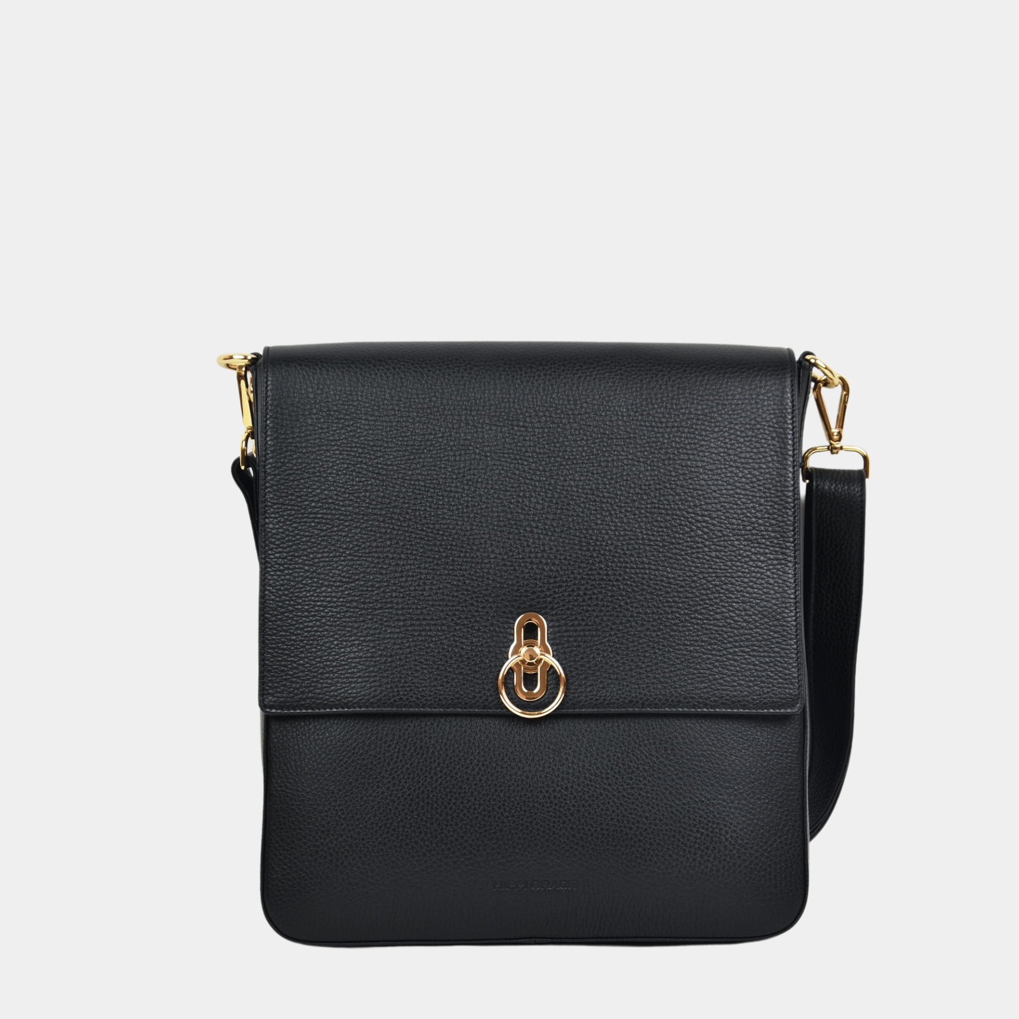 Crossbody veske, Klassisk Ku-skinn, Skulder og crossbody stropp, gulldetaljer. Hippi Grace Tokyo i fargen klassisk sort med gull er en stor skinnveske til dame. Vesken kommer med en regulerbar crossbody stropp som også er avtagbar. Crossbody vesken har et lekkert design med en gullås i front. Skuldervesken har et praktisk interiør, og passer perfekt som Jobbveske, skoleveske, hverdagsveske og reiseveske. Norsk design. Svart skinnveske dame. Jobbveske i ekte skinn.