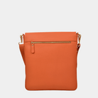 Crossbody veske, Klassisk Ku-skinn, Skulder og crossbody stropp, gulldetaljer. Hippi Grace Tokyo i fargen superior orange er en stor skinnveske til dame. Vesken kommer med en regulerbar crossbody stropp som også er avtagbar. Crossbody vesken har et lekkert design med en gullås i front. Skuldervesken har et praktisk interiør, og passer perfekt som Jobbveske, skoleveske, hverdagsveske og reiseveske. Norsk design. Oransje skinnveske dame. Jobbveske i ekte skinn. Bilde av baksiden til vesken. [wv]