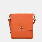 Crossbody veske, Klassisk Ku-skinn, Skulder og crossbody stropp, gulldetaljer. Hippi Grace Tokyo i fargen superior orange er en stor skinnveske til dame. Vesken kommer med en regulerbar crossbody stropp som også er avtagbar. Crossbody vesken har et lekkert design med en gullås i front. Skuldervesken har et praktisk interiør, og passer perfekt som Jobbveske, skoleveske, hverdagsveske og reiseveske. Norsk design. Oransje skinnveske dame. Jobbveske i ekte skinn. 