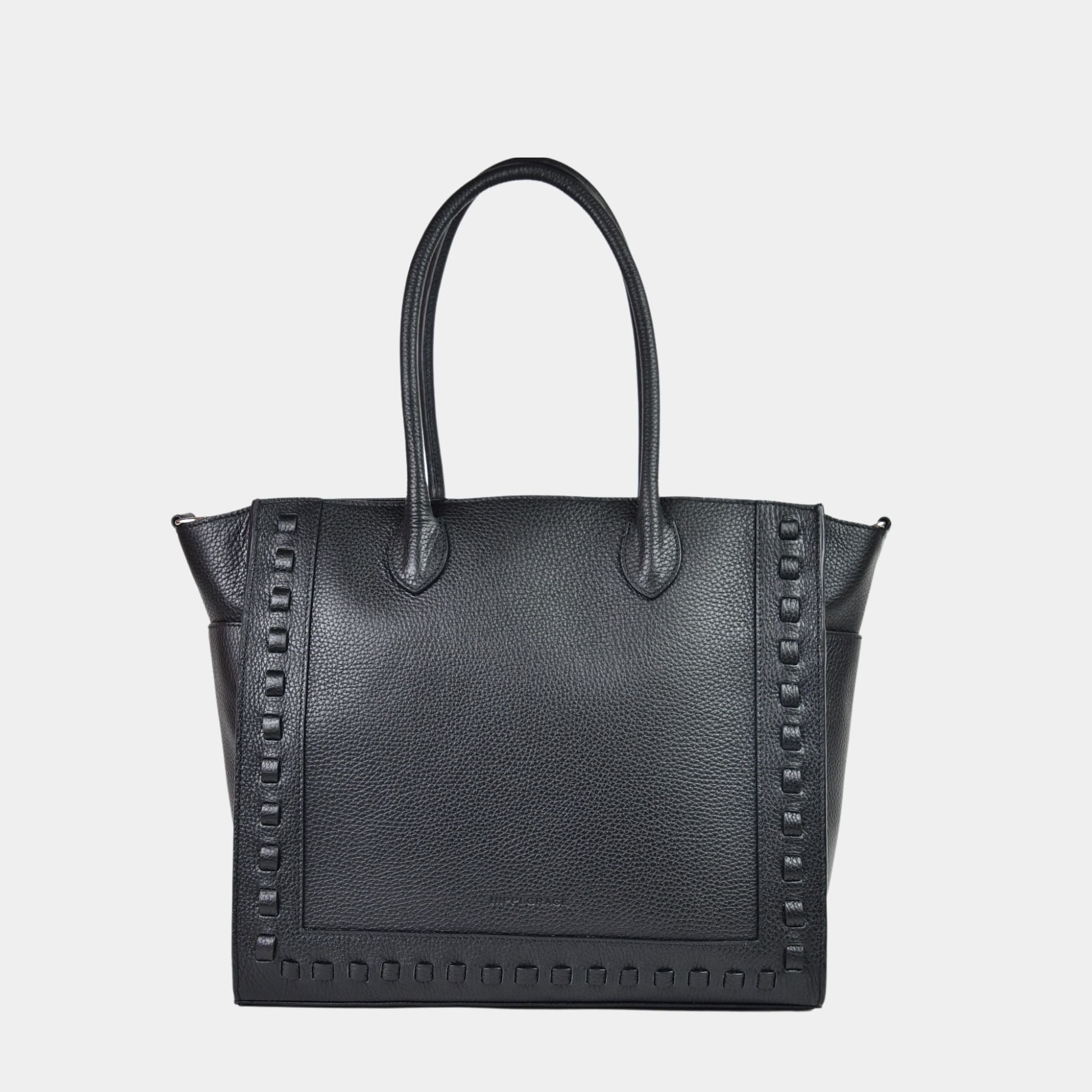 jobbveske, dame i ekte skinn i fargen sort. Hippi Grace Tromsø i fargen klassisk sort er en stor skulderveske til dame i ekte skinn. Vesken har et elegant design og et praktisk interiør, med glidelås lukking i topp. Skinnvesken kommer med skulderstropper og en regulerbar crossbody stropp som er avtagbar. Jobbveske svart. Jobbveske Skinn. Svart skinnveske dame. Svart Skulderveske i ekte skinn. Norsk design. Svart skoleveske dame. Svart reiseveske. Hverdagsveske svart. Bilde av forsiden til Tromsø.