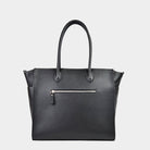 jobbveske, dame i ekte skinn i fargen sort. Hippi Grace Tromsø i fargen klassisk sort er en stor skulderveske til dame i ekte skinn. Vesken har et elegant design og et praktisk interiør, med glidelås lukking i topp. Skinnvesken kommer med skulderstropper og en regulerbar crossbody stropp som er avtagbar. Jobbveske svart. Jobbveske Skinn. Svart skinnveske dame. Svart Skulderveske i ekte skinn. Norsk design. Svart skoleveske dame. Svart reiseveske. Hverdagsveske svart. Bilde av baksiden til Tromsø.[wv]