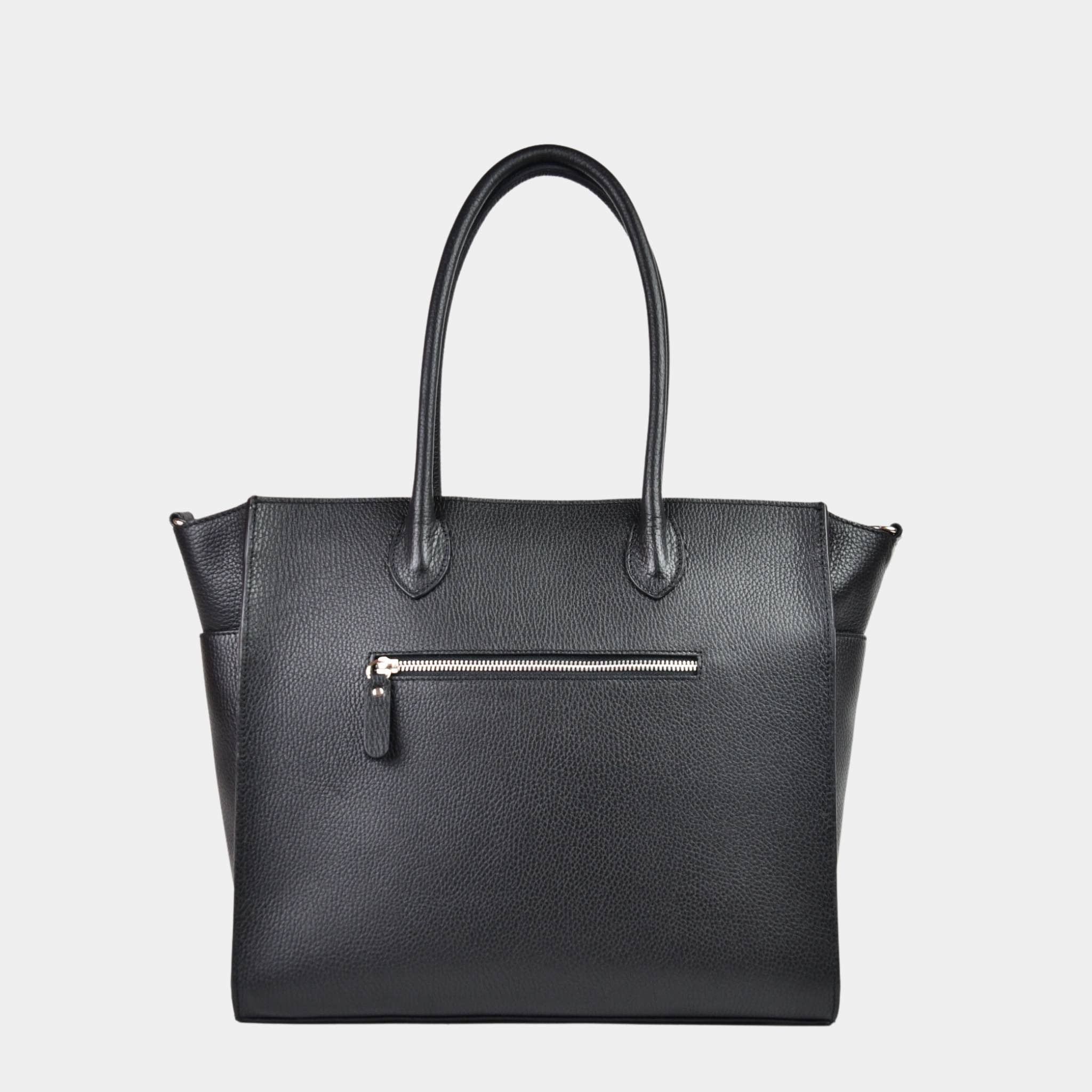 jobbveske, dame i ekte skinn i fargen sort. Hippi Grace Tromsø i fargen klassisk sort er en stor skulderveske til dame i ekte skinn. Vesken har et elegant design og et praktisk interiør, med glidelås lukking i topp. Skinnvesken kommer med skulderstropper og en regulerbar crossbody stropp som er avtagbar. Jobbveske svart. Jobbveske Skinn. Svart skinnveske dame. Svart Skulderveske i ekte skinn. Norsk design. Svart skoleveske dame. Svart reiseveske. Hverdagsveske svart. Bilde av baksiden til Tromsø.[wv]