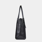 jobbveske, dame i ekte skinn i fargen sort. Hippi Grace Tromsø i fargen klassisk sort er en stor skulderveske til dame i ekte skinn. Vesken har et elegant design og et praktisk interiør, med glidelås lukking i topp. Skinnvesken kommer med skulderstropper og en regulerbar crossbody stropp som er avtagbar. Jobbveske svart. Jobbveske Skinn. Svart skinnveske dame. Svart Skulderveske i ekte skinn. Norsk design. Svart skoleveske dame. Svart reiseveske. Hverdagsveske svart. Bilde av siden til Tromsø.[wv]