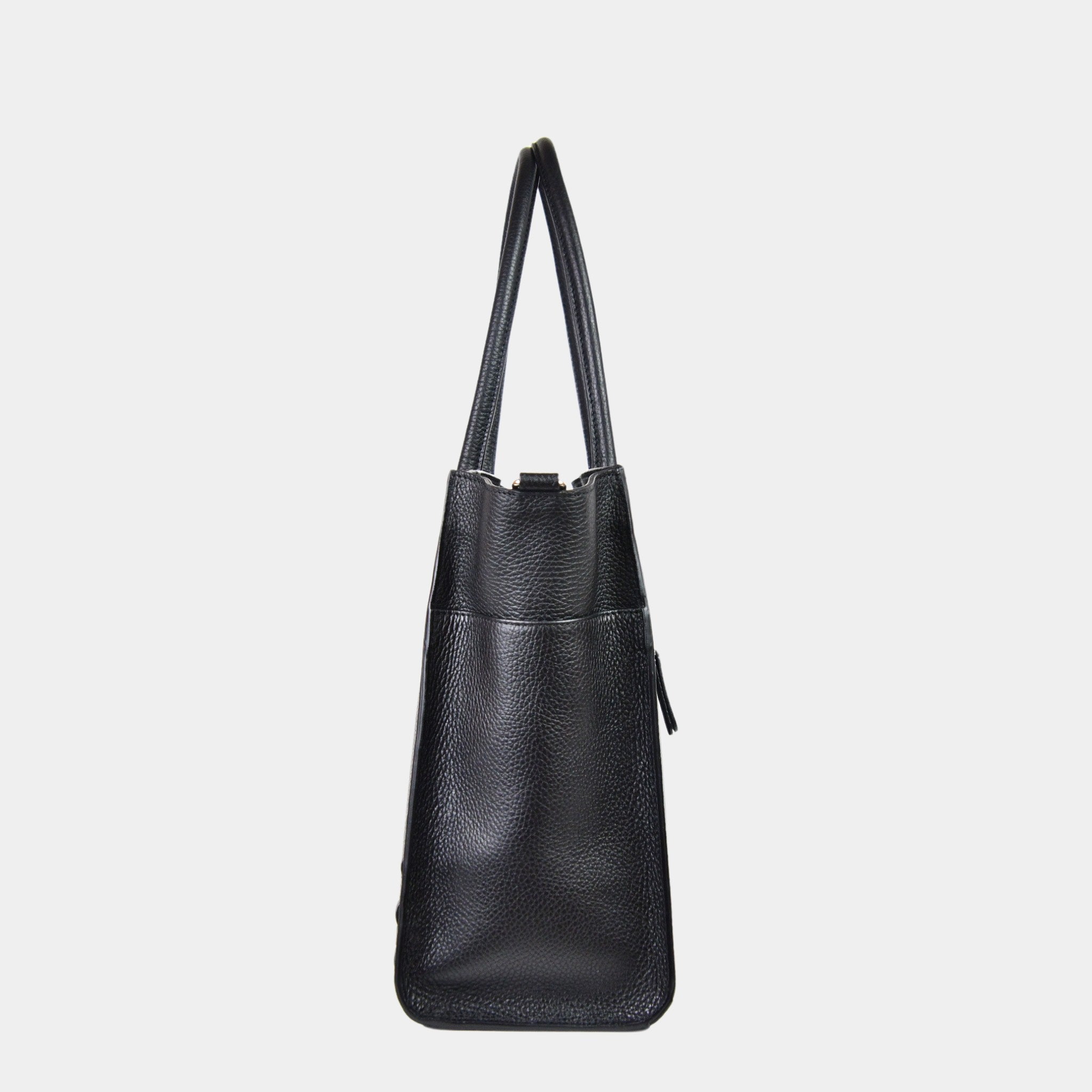 jobbveske, dame i ekte skinn i fargen sort. Hippi Grace Tromsø i fargen klassisk sort er en stor skulderveske til dame i ekte skinn. Vesken har et elegant design og et praktisk interiør, med glidelås lukking i topp. Skinnvesken kommer med skulderstropper og en regulerbar crossbody stropp som er avtagbar. Jobbveske svart. Jobbveske Skinn. Svart skinnveske dame. Svart Skulderveske i ekte skinn. Norsk design. Svart skoleveske dame. Svart reiseveske. Hverdagsveske svart. Bilde av siden til Tromsø.[wv]