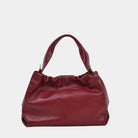 Liten Skinnveske til dame i burgunder. Liten veske dame i ekte skinn. Burgunder veske. Mørkerød veske. Mørkerød skinnveske. Skinnveske mørk rød. Skinn Veske. Ekte skinn. Norsk design. Hippi Grace Alba i fargen Nappa burgunder. Julegavetips. Vesken kommer med en avtagbar og regulerbar crossbody stropp. Nappa skinn. 