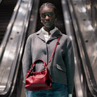 Liten Skinnveske til dame i burgunder. Liten veske dame i ekte skinn. Burgunder veske. Mørkerød veske. Mørkerød skinnveske. Skinnveske mørk rød. Skinn Veske. Ekte skinn. Norsk design. Hippi Grace Alba i fargen Nappa burgunder. Julegavetips. Vesken kommer med en avtagbar og regulerbar crossbody stropp. Nappa skinn.[wv]