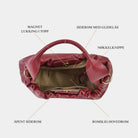 Liten Skinnveske til dame i burgunder. Liten veske dame i ekte skinn. Burgunder veske. Mørkerød veske. Mørkerød sLiten Skinnveske til dame i burgunder. Liten veske dame i ekte skinn. Burgunder veske. Mørkerød veske. Mørkerød skinnveske.  Skinn Veske. Ekte skinn. Norsk design. Hippi Grace Alba i fargen Nappakinnveske. Skinnveske mørk rød. Skinn Veske. Ekte skinn. Norsk design. Hippi Grace Alba i fargen burgunder. Julegavetips. Vesken kommer med en avtagbar og regulerbar crossbody stropp. [wv]