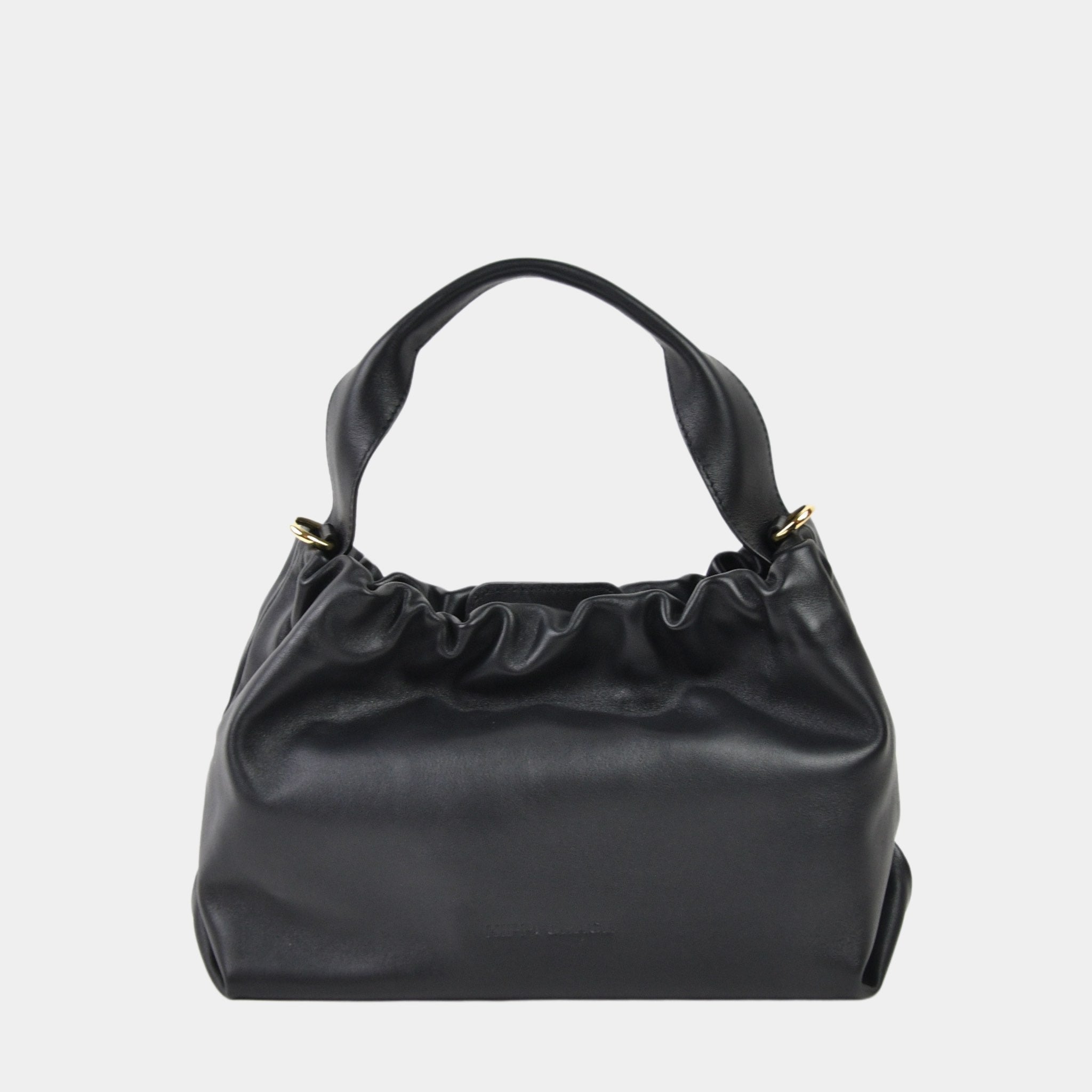 Liten Skinnveske til dame i svart. Liten veske dame i ekte skinn. svart veske. sort veske. Svart skinnveske. Skinnveske Sort. Skinn Veske. Ekte skinn. Norsk design. Hippi Grace Alba i fargen Nappa Sort. Julegavetips. Vesken kommer med en avtagbar og regulerbar crossbody stropp. Nappa skinn. 