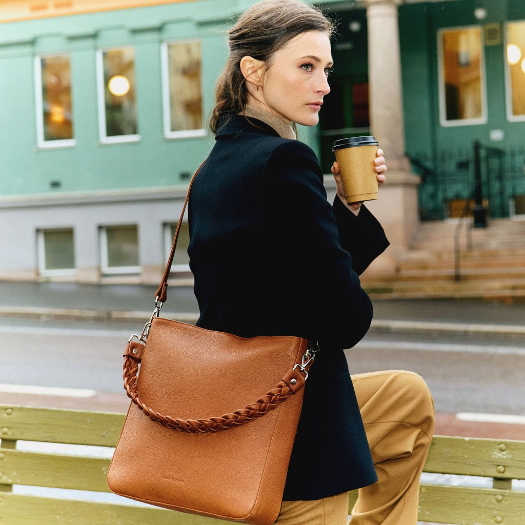 Veske i kvalitetsskinn, crossbody skulderstropp, glidelås-lukning i topp. Norsk Design. Hippi Grace Copenhagen i bohem luxe tan grain er en stor veske til dame laget av ekte skinn. Skinnvesken kommer med en regulerbar crossbody stropp, og har et romslig interiør med flere lommer og glidelås lukking i topp. Den passer perfekt som jobbveske, skoleveske, hverdagsveske eller reiseveske. Brun veske dame. Lysebrun veske i ekte skinn. Norsk design.[wv]