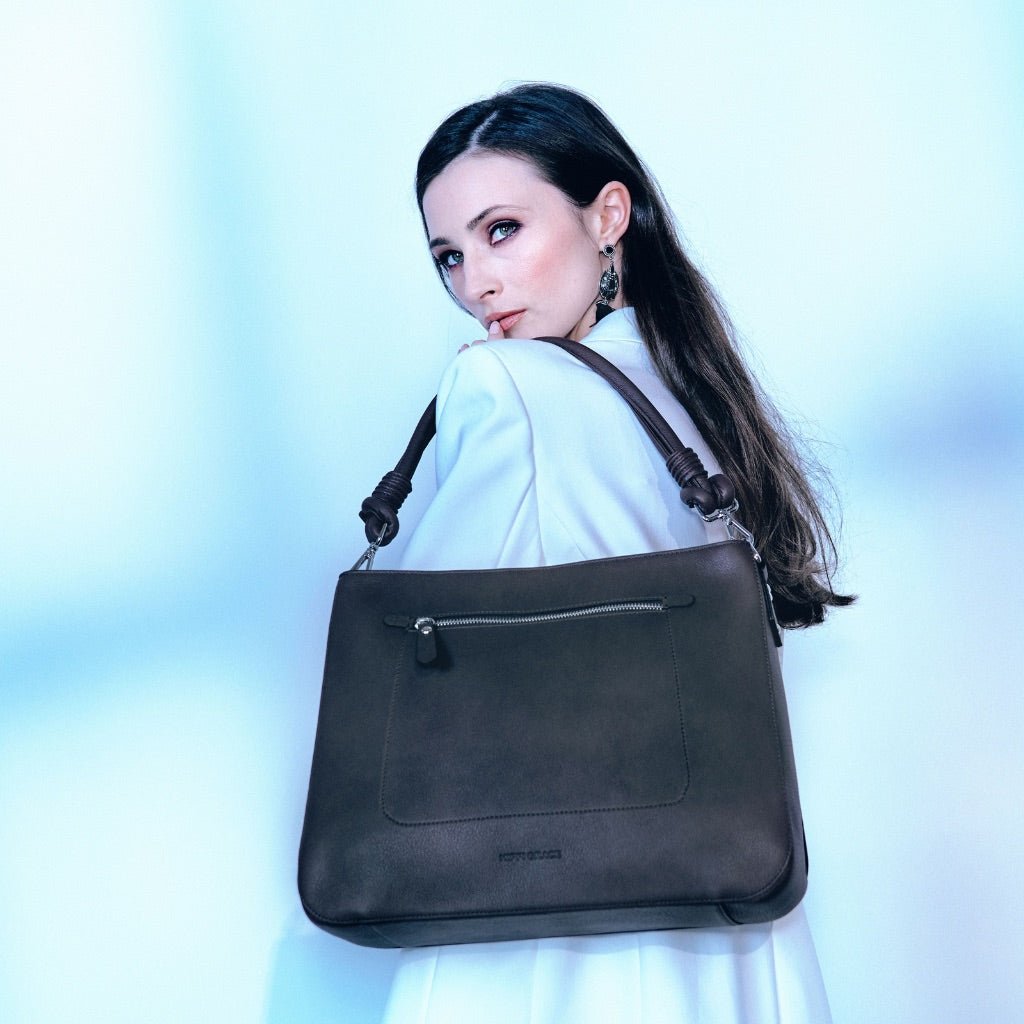 Jobbveske, Klassisk Ku-skinn, Skulderstropp, Crossbody stropp, Glidelås-lomme på framsiden, Glidelås-lukning. Hippi Grace Hamption i Bohem Luxe Mocca er en stor veske til dame i ekte skinn. Skinnvesken kommer med en skulderstropp og en regulerbar crossbody stropp. Den har er romslig og praktisk interiør med flere lommer innvendig, og glidelås lukking i topp. Hampton har et tidløst og praktisk design, som du aldri går lei av. Den er perfekt til Jobb, skole, reise og hverdag.[wv]