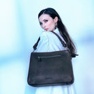 Jobbveske, Klassisk Ku-skinn, Skulderstropp, Crossbody stropp, Glidelås-lomme på framsiden, Glidelås-lukning. Hippi Grace Hamption i Bohem Luxe Mocca er en stor veske til dame i ekte skinn. Skinnvesken kommer med en skulderstropp og en regulerbar crossbody stropp. Den har er romslig og praktisk interiør med flere lommer innvendig, og glidelås lukking i topp. Hampton har et tidløst og praktisk design, som du aldri går lei av. Den er perfekt til Jobb, skole, reise og hverdag.[wv]