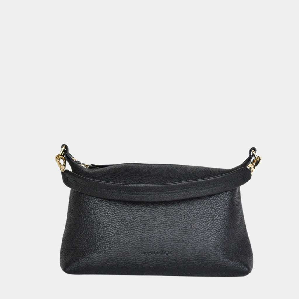 crossbody småveske i eksklusivt ku skinn. Hippi Grace Lucca i fargen klassisk sort med gull er en liten skinnveske til dame. Vesken har et minimalistisk og tidløst design, og har et praktisk interiør med glidelås lukking i topp. Skinnvesken kommer med en skulderstropp og en regulerbar crossbody stropp, begge avtagnbare. Norsk Design. Svart skinnveske dame. Svart Veske dame. Hverdagsveske. Festveske. Ekte skinn. Bærekraftig. Skulderveske dame. Crossbody veske dame. Crossbodyveske. Små veske. Mindre veske.