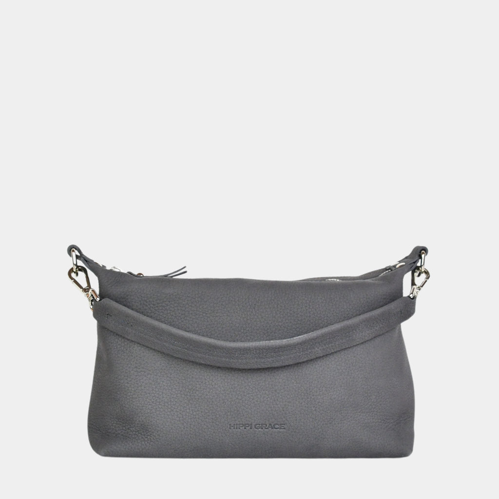 crossbody småveske i eksklusivt ku skinn. Hippi Grace Lucca i fargen Nobuck Grey er en liten skinnveske til dame. Vesken har et minimalistisk og tidløst design, og har et praktisk interiør med glidelås lukking i topp. Skinnvesken kommer med en skulderstropp og en regulerbar crossbody stropp, begge avtagnbare. Norsk Design. Grå skinnveske dame. Blå Veske dame. Hverdagsveske. Festveske. Ekte skinn. Bærekraftig. Skulderveske dame. Crossbody veske dame. Crossbodyveske. Små veske. Mindre veske.