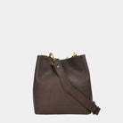 Hippi Grace Marbella i Bohem Luxe Mocca med Gulldetaljer er en mellomstor skinnveske til dame. Vesken kommer med en skulderstropp og en regulerbar crossbody stropp, begge avtagbare. Vesken har et rent og elegant design, med et praktisk interiør. Veskens interiør har to hovedrom og flere små lommer, med magnet lukking i topp. Mørkebrun skulderveske dame. Mørkebrun Crossbody veske. Brun skinnveske. Norsk design. Bucket Bag i ekte skinn. [wv]