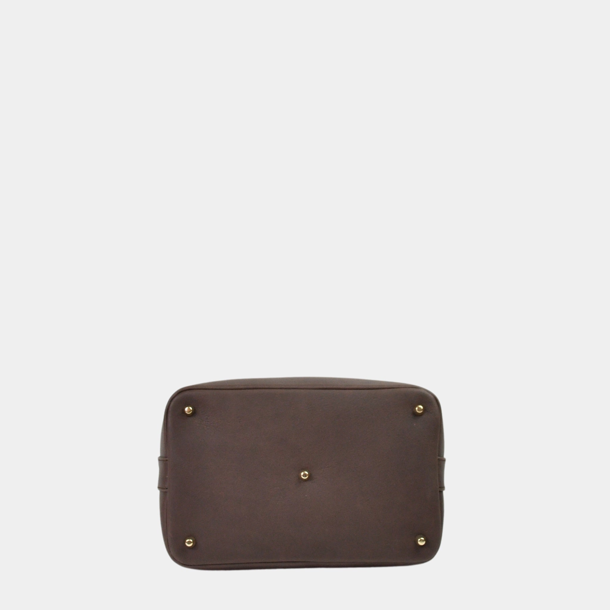 Hippi Grace Marbella i Bohem Luxe Mocca med Gulldetaljer er en mellomstor skinnveske til dame. Vesken kommer med en skulderstropp og en regulerbar crossbody stropp, begge avtagbare. Vesken har et rent og elegant design, med et praktisk interiør. Veskens interiør har to hovedrom og flere små lommer, med magnet lukking i topp. Mørkebrun skulderveske dame. Mørkebrun Crossbody veske. Brun skinnveske. Norsk design. Bucket Bag i ekte skinn. Undersiden av vesken. [wv]