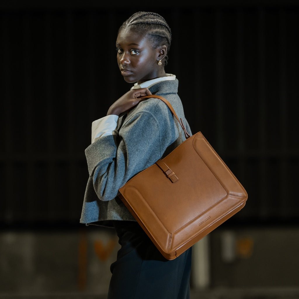 Stor Skulderveske til dame i ekte skinn. Lysebrun jobbveske. Lysebrun Skinnveske. Brun veske dame. Hverdagsveske i ekte skinn. Skoleveske i ekte skinn. Hippi Grace. Norsk design. Hippi Grace Poggio i fargen Bohem Luxe Tan. Veske dame brun. Skinn Veske Dame. Skulder Veske dame. Stor veske. Vesken kommer med en avtagbar skulderstropp. ekte skinn. Miljøvennlig. Bærekraftig mote. Bilde av Vesken på modell. [wv]