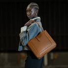 Stor Skulderveske til dame i ekte skinn. Lysebrun jobbveske. Lysebrun Skinnveske. Brun veske dame. Hverdagsveske i ekte skinn. Skoleveske i ekte skinn. Hippi Grace. Norsk design. Hippi Grace Poggio i fargen Bohem Luxe Tan. Veske dame brun. Skinn Veske Dame. Skulder Veske dame. Stor veske. Vesken kommer med en avtagbar skulderstropp. ekte skinn. Miljøvennlig. Bærekraftig mote. Bilde av Vesken på modell. [wv]