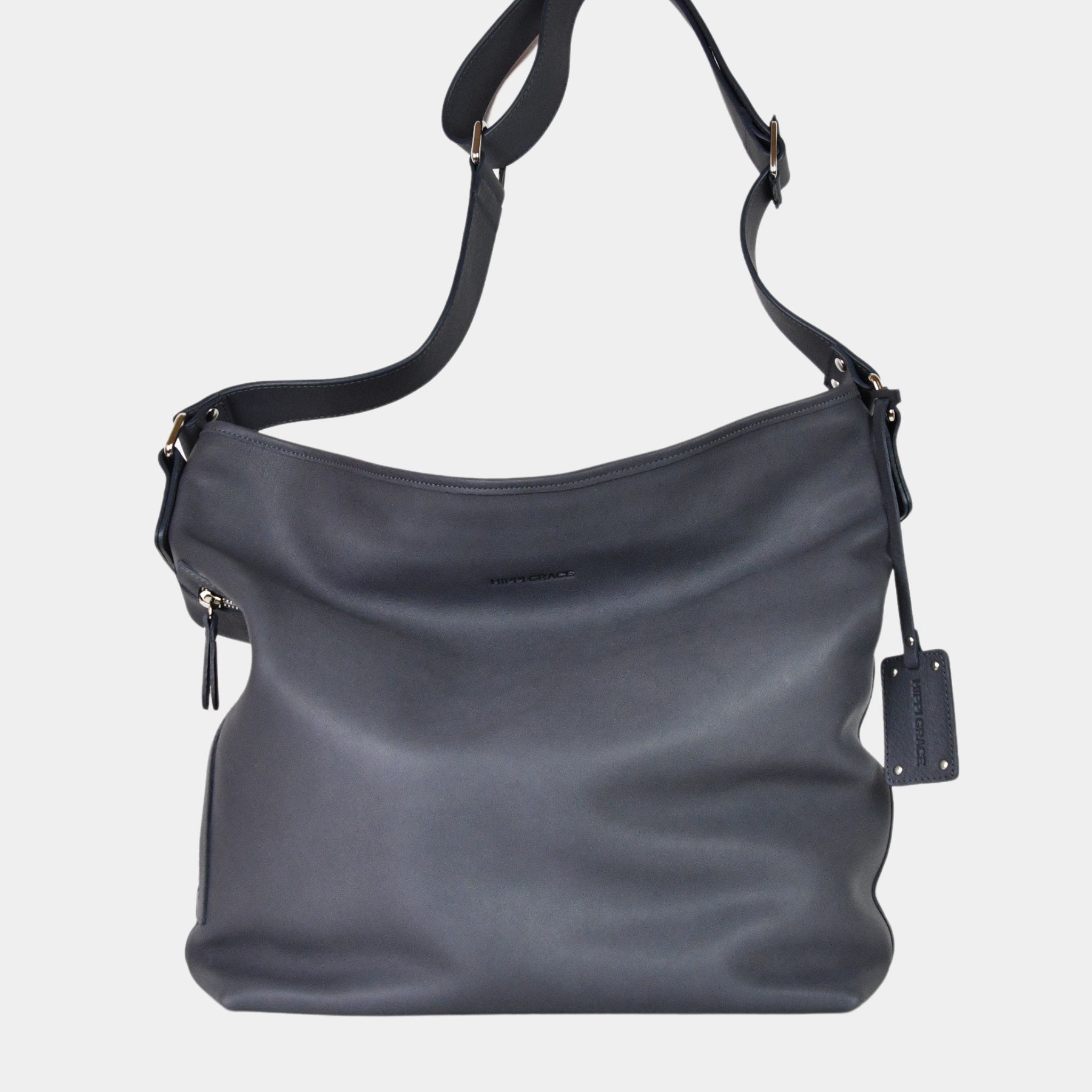 Romslig Crossbody veske fra Hippi Grace. Jobbveske dame. Skoleveske dame. Reiseveske dame. Hverdagsveske dame. PC veske dame. Indigo veske til dame i ekte skinn. Bag. Skinn Vekse. PC-veske dame. Norsk Design. Romslig veske i ekte skinn til dame. Hippi Grace Veske Amsterdam i fargen Bohem Luxe Indigo. Blålilla skinnveske til dame. Romslig skoleveske, glidelås-lukning og lang skulderreim.
