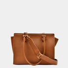 Jobbvesken Berlin fra Hippi Grace i Fargen Bohem Luxe Embossed Tan. Stor veske til dame i ekte skinn. Vesken er en skulderveske, men kommer med en regulerbar crossbody Stropp. Skinnvesken har et romslig interiør med lomme til pc, samt flere mindre lommer. Den har en glidelås lukking i topp. Veske dame. Brun skinnveske. Norsk Design. Bilde av vesken sin regulerbare crossbody stropp som følger med. Handsfree. [wv]