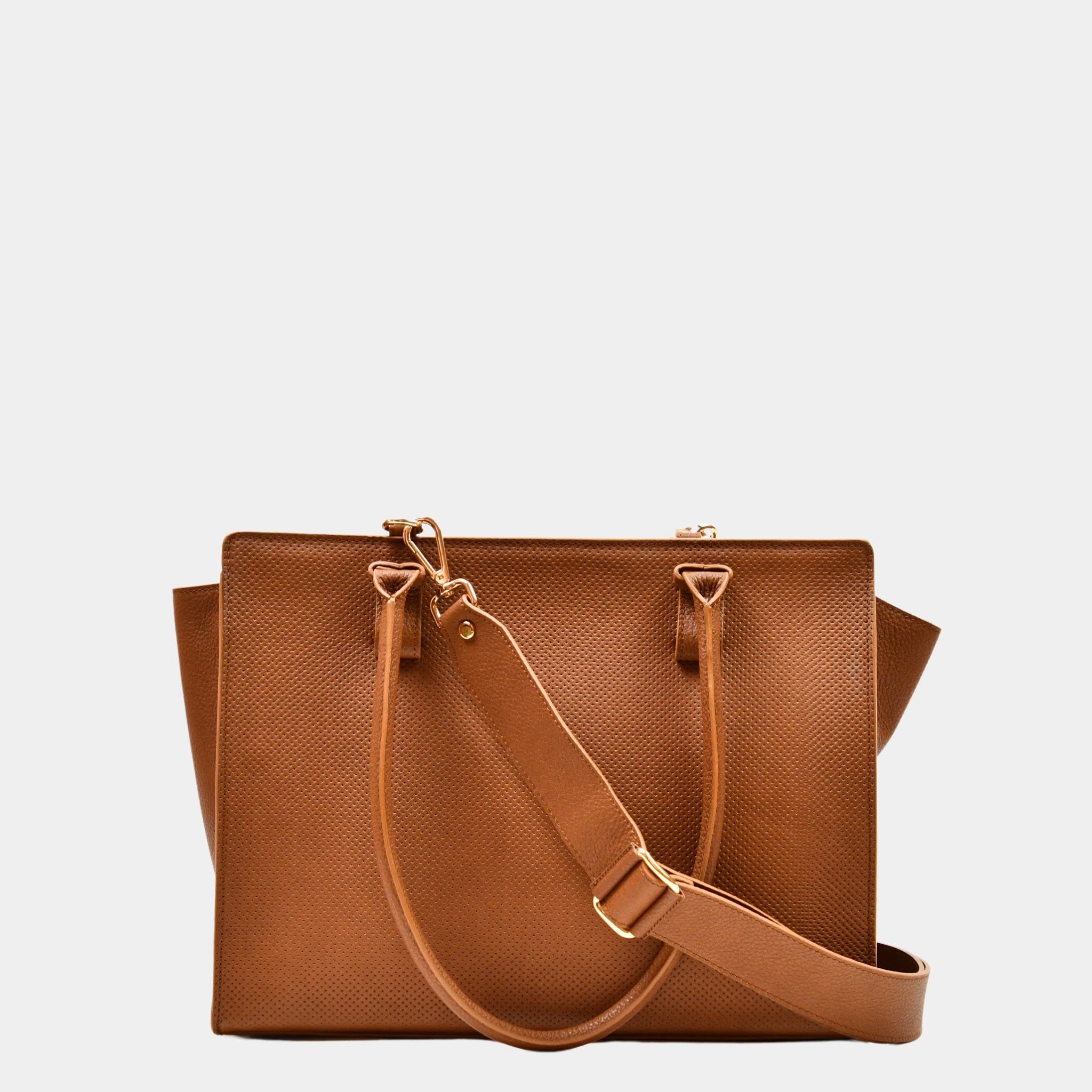 Jobbvesken Berlin fra Hippi Grace i Fargen Bohem Luxe Embossed Tan. Stor veske til dame i ekte skinn. Vesken er en skulderveske, men kommer med en regulerbar crossbody Stropp. Skinnvesken har et romslig interiør med lomme til pc, samt flere mindre lommer. Den har en glidelås lukking i topp. Veske dame. Brun skinnveske. Norsk Design. Bilde av vesken sin regulerbare crossbody stropp som følger med. Handsfree. [wv]