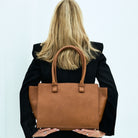 Jobbvesken Berlin fra Hippi Grace i Fargen Bohem Luxe Embossed Tan. Stor veske til dame i ekte skinn. Vesken er en skulderveske, men kommer med en regulerbar crossbody Stropp. Skinnvesken har et romslig interiør med lomme til pc, samt flere mindre lommer. Den har en glidelås lukking i topp. Veske dame. Brun skinnveske. Norsk Design. Her ser du vesken på en modell. [wv]