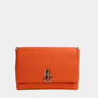 Hippi Grace Hanoi i fargen Superior Orange med gulldetaljer er en mellomstor veske til dame i ekte skinn. Skinnvesken kommer med en regulerbar crossbody stropp og har et praktisk interiør med flere lommer. Vesken har en gullås i front som legger til en fin detalj. Legg til en skulderstropp for en ekstra detalj og for å bære den som en skulderveske. Norsk design. Liten veske dame. Oransje veske. Mellomstor veske dame. Crossbody veske i ekte skinn.