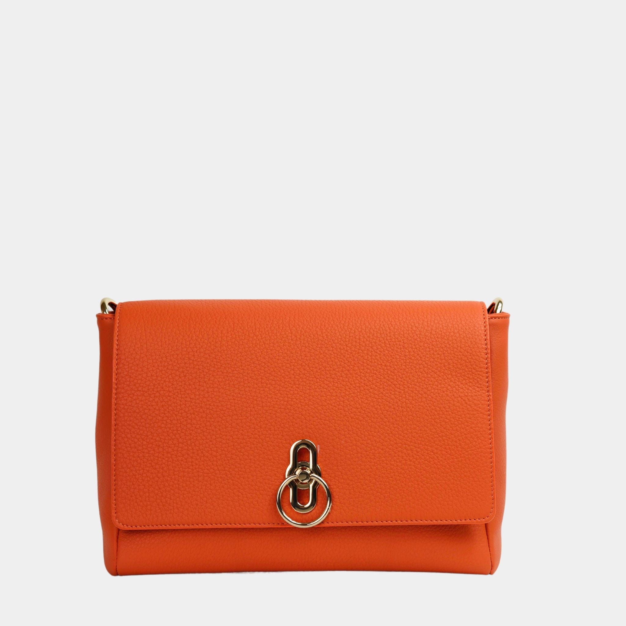 Hippi Grace Hanoi i fargen Superior Orange med gulldetaljer er en mellomstor veske til dame i ekte skinn. Skinnvesken kommer med en regulerbar crossbody stropp og har et praktisk interiør med flere lommer. Vesken har en gullås i front som legger til en fin detalj. Legg til en skulderstropp for en ekstra detalj og for å bære den som en skulderveske. Norsk design. Liten veske dame. Oransje veske. Mellomstor veske dame. Crossbody veske i ekte skinn.