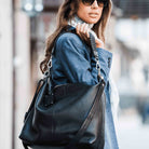 Romslig hverdags-veske i Ku skinn, flettet skulderreim, glidelås-lukning og skinn-frynse detaljer. Veske dame. Skinn Veske til dame. bag. Pc veske dame. Jobbveske dame. Hverdagsveske dame. Skoleveske dame. Reiseveske dame. Stor skinn veske til dame. Barcelona Hippi Grace. Sort veske. Svart veske. Crossbodyveske dame. Skulderveske dame. 