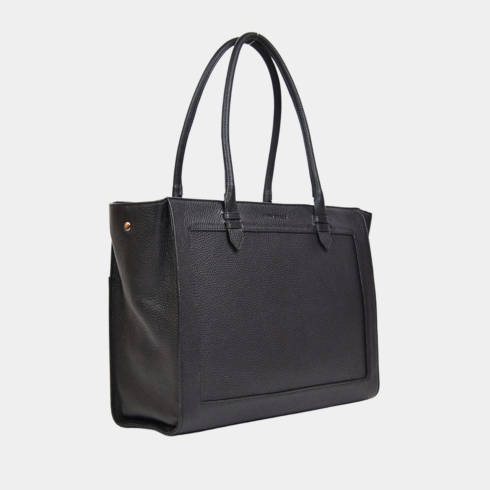 Soho skinnveske fra Hippi Grace, i norsk design – stor jobbveske med plass til laptop, dokumenter og hverdagsessentials. Praktisk med ekstra lomme utvendig. [wv]