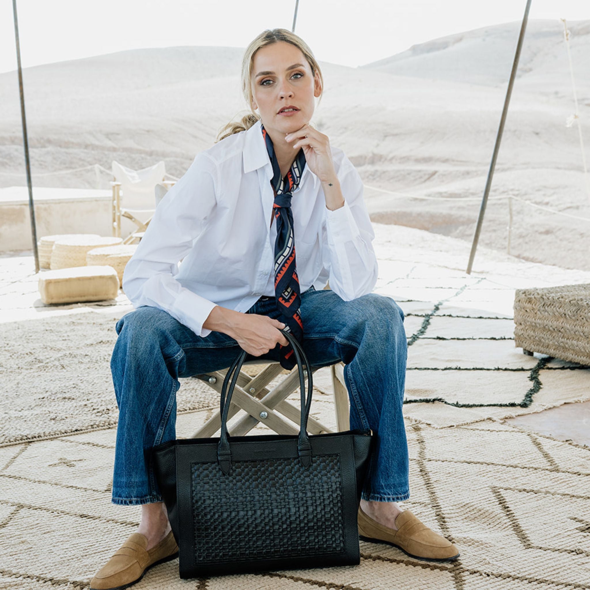 Soho skinnveske fra Hippi Grace, i norsk design – stor jobbveske med plass til laptop, dokumenter og hverdagsessentials. Praktisk med ekstra lomme utvendig. [wv]