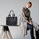 Jobbveske, Klassisk Ku-skinn, skulder-reimer, Glidelås-lukning. Hippi Grace New York i fargen klassisk sort er en stor skulderveske til dame. Vesken passer perfekt som en jobbveske, reiseveske, skoleveske og hverdagsveske. Skinnvesken har pene flettede skulderstropper. Jobbvesken har et elegant design, og et praktisk interiør. Den har plass til pc, dokumenter, vannflaske og mye mer. Glidelås lukkinh i topp. Svart jobbveske skinn. Svart skinnveske dame. Svart skulderveske. Norsk Design. [wv]