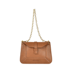 Hippi Grace Lille Roma i fargen bohem luxe tan er en liten skinnveske til dame. Vesken kommer med en lang crossbody stropp, som er regulerbar og avtagbar. Vesken har nydelige detaljer, og gullfarget metall. Crossbody vesken har et praktisk interiør med flere lommer, og lukkes med en magnetknapp i front. Norsk design. Vesken er perfekt til både reise og fest. Brun liten skinnveske dame. Lysebrun liten veske i skinn. Bilde av Lille Roma med en metallenke i gull. [wv]