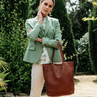 Tote veske i lekkert lyse brunt skinn fra Hippi Grace. Tote vesken Stockholm i fargen bohem luxe tan grain fra Hippi Grace er en stor skinnveske til dame. Skulder vesken passer perfekt som jobbveske, skoleveske, reiseveske og hverdagsveske. Vesken har et stilrent design, med et romslig interiør. Vesken lukkes med en metallknapp i topp. Skinnveske dame. Lysebrun tote bag i ekte skinn. Lysebrun skulderveske i ekte skinn. Norsk design. [wv]