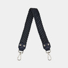 Flettet skulderstropp i Klassisk Ku-skinn, sølvdetaljer. Hippi Grace Flettet Flat Skulderstropp i Sort. Ekte skinn. Norsk Design. Skinnstropp til veske. Tilbehør til veske. Skulderveske tilbehør.