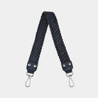 Flettet skulderstropp i Klassisk Ku-skinn, sølvdetaljer. Hippi Grace Flettet Flat Skulderstropp i Sort. Ekte skinn. Norsk Design. Skinnstropp til veske. Tilbehør til veske. Skulderveske tilbehør.