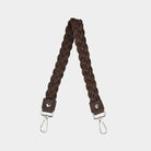 Flettet skulderstropp i Nobuck Ku-skinn, sølvdetaljer. Hippi Grace Flettet Rund Skulderstropp nobuck mocca med sølvdetaljer. Ekte skinn. Norsk Design. Skinnstropp til veske. Skulderstropp til veske. Skinnveske tilbehør. Skulderstropp i ekte skinn med flette detaljer.