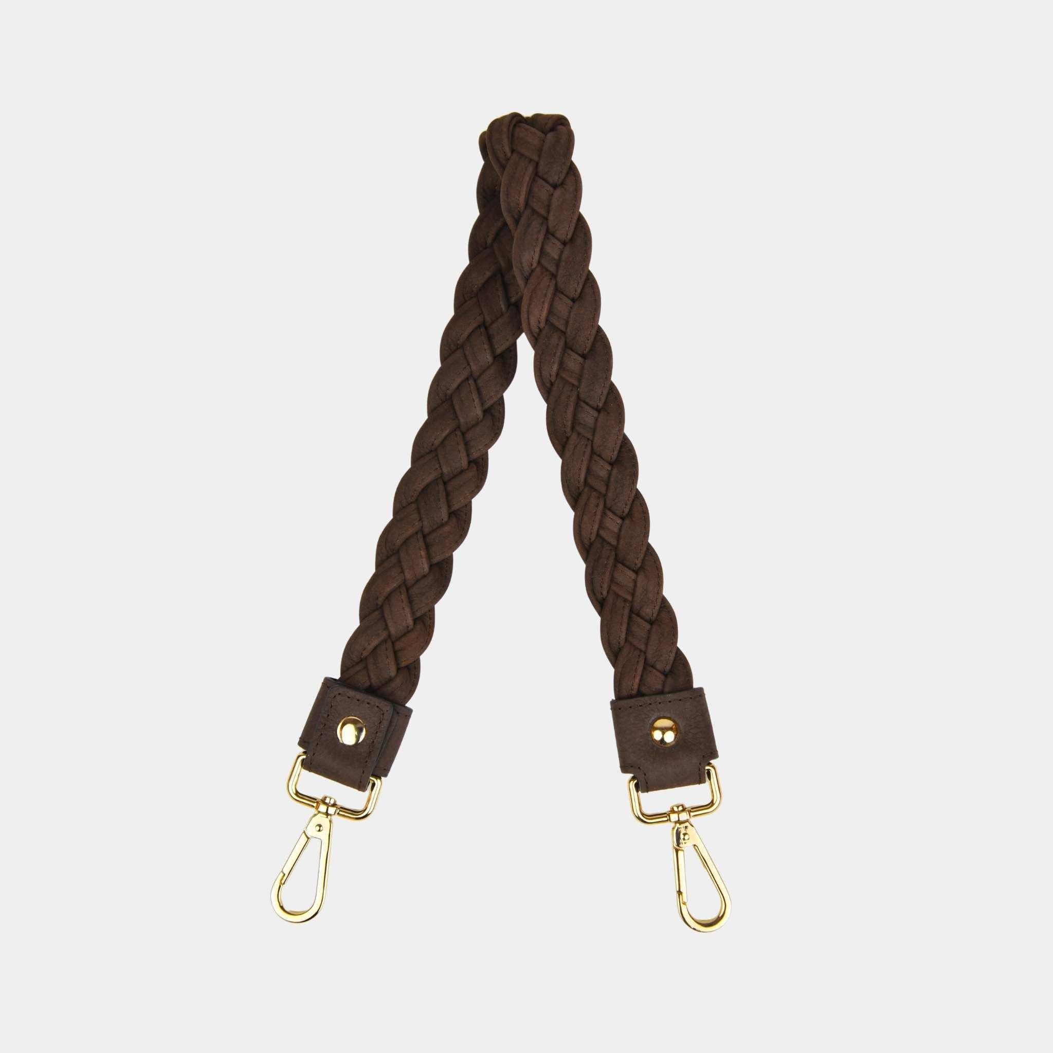 Flettet skulderstropp i Klassisk Ku-skinn, sølvdetaljer. Hippi Grace Flettet Rund Skulderstropp i klassisk sort med sølvdetaljer. Ekte skinn. Norsk Design. Skinnstropp til veske. Skulderstropp til veske. Skinnveske tilbehør. Skulderstropp i ekte skinn med flette detaljer.