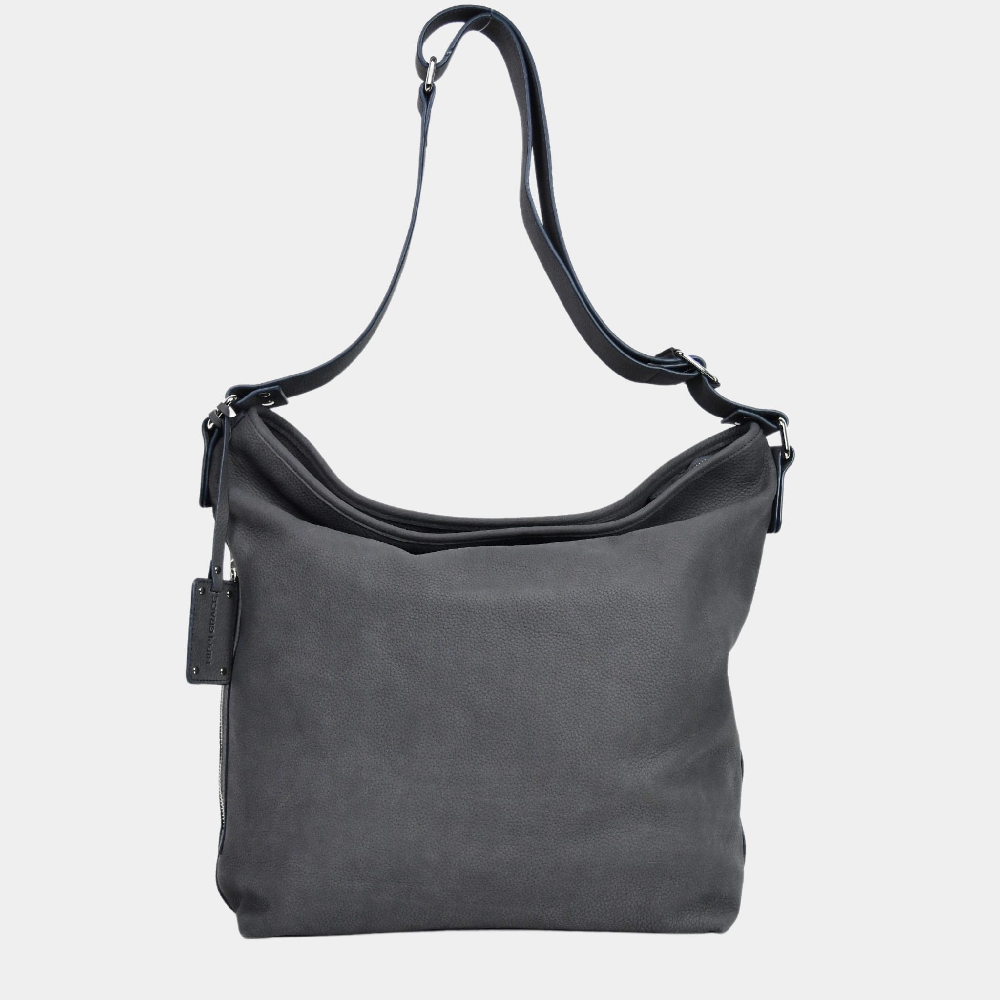 Romslig Crossbody veske fra Hippi Grace. Jobbveske dame. Skoleveske dame. Reiseveske dame. Hverdagsveske dame. PC veske dame. Grå veske til dame i ekte skinn. Bag. Skinn Vekse. PC-veske dame. Norsk Design. Romslig veske i ekte skinn til dame. Hippi Grace Veske Amsterdam i fargen Nobuck Grå. Grå skinnveske til dame. Romslig skoleveske, glidelås-lukning og lang skulderreim. Grå Skinnveske til dame.