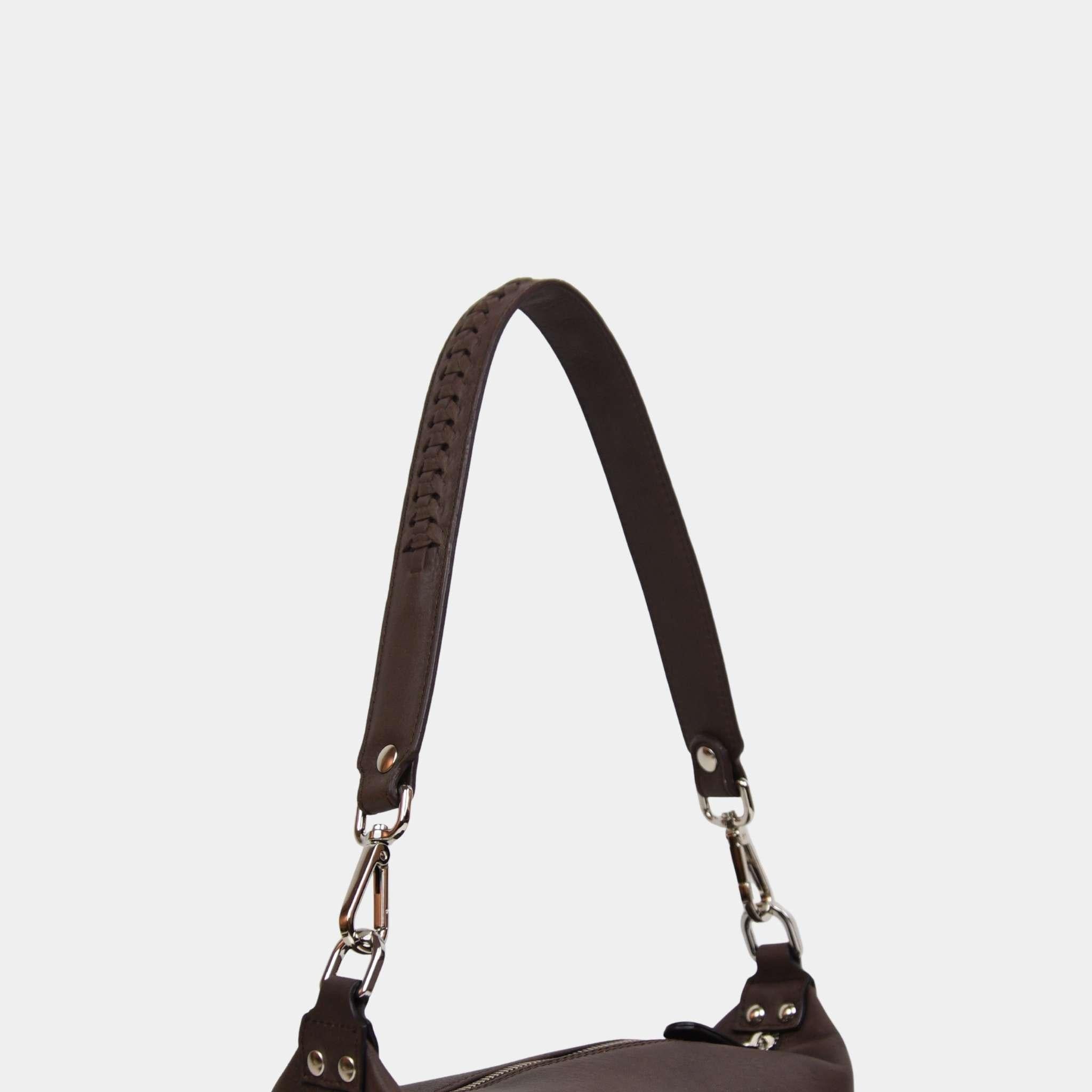 Avtakbar mokka skulderstropp i bohemstil med flettet mønster og sølvdetaljer.[wv]