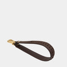 Flettet skulderstropp i mokka skinn med gullfargede metallbeslag – fra Hippi Grace