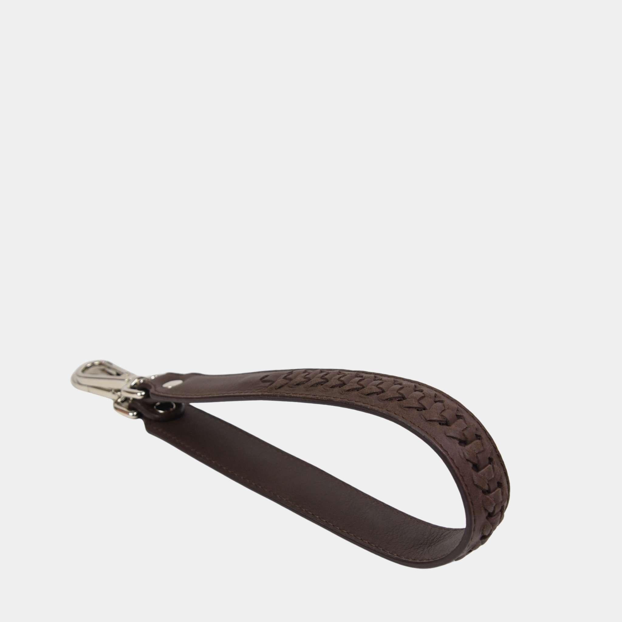 Skulderstropp med flettemønster i mokkabrun skinn med sølvbeslag – Hippi Grace tilbehør